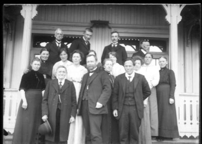 Gruppebilde 1900 -15
Gruppebilde, ti kvinner, syv menn. Inngangsparti hovedbygning. Foran midt på Johan Lorentsen
Nøkkelord: gruppebilde;menn;kvinner
