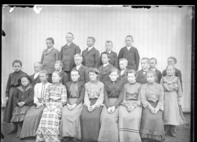 Gruppe skolebarn 1900 - 10
Ytre Enebakk Skole. Skolebarn - 12 gutter, 11 jenter.
Nøkkelord: gruppe;skole;barn;ytre;enebakk