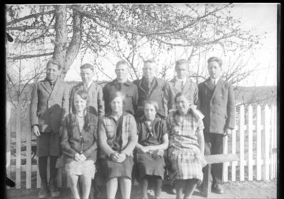 Gruppebilde,  Ytre Enebakk skole 1920 - 25
Klassebilde - seks gutter, fire jenter. Øverst til høyre 
Keywords: gruppe;elever;gutter;jenter;helge;waldemar;skaug