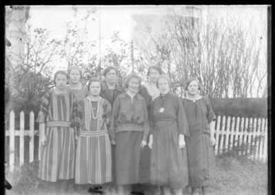 Gruppebilde  1920 - 30
Åtte unge kvinner. Utendørs sommer.
Keywords: gruppe;kvinner;dame
