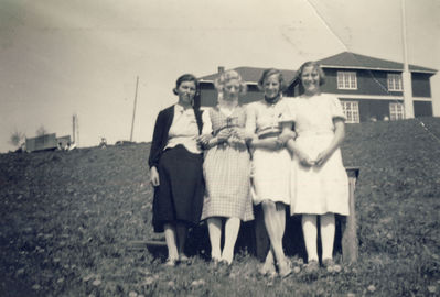 Portrett utenfor Ignarbakke 17. mai 1939 
Personen til venstre i bildet er Klara Enersen?, født Fjeld, fra Ekebergdalen. På høyre side er Aggi Eriksen, gift Gran. 
Keywords: klara;enersen;fjeld;aggi;eriksen;gran:ignabakke;kirkebygda;17mai;mai;vår;damer;kjole