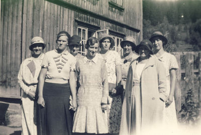 Gruppebilde
I midten foran
Keywords: Ada;Gausland;damer;kjole;hodeplagg;utendørs;hus;bygning;bygg