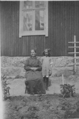 Ved stueveggen på Åsland
Mor Åsland og Ada
Nøkkelord: Ada;åsland
