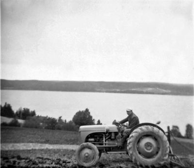 Keywords: traktor;jorde;mann;hatt;vann